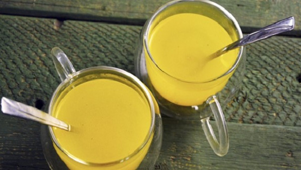 Kurkumás – citromos forró mézital